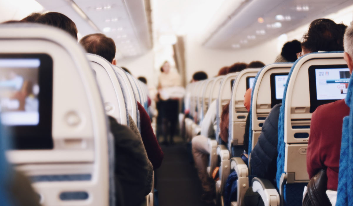 Loisirs Dans L'avion Deux Garçons Jouent à Une Tablette Sur Un